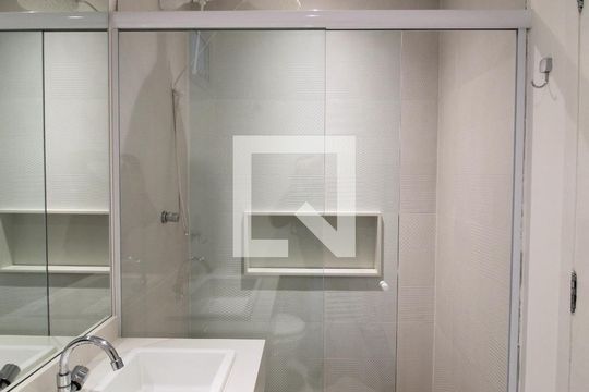 Banheiro Social de apartamento para alugar com 2 quartos, 90m² em Jardim Europa, São Paulo