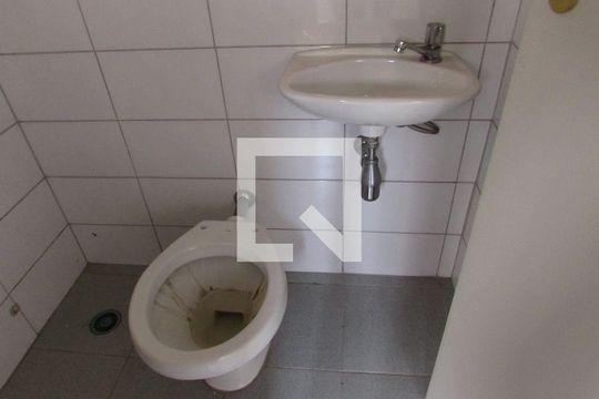 Banheiro de serviço de apartamento para alugar com 4 quartos, 254m² em Vila Andrade, São Paulo