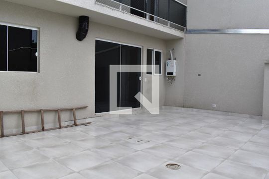 Área dos fundos de casa para alugar com 3 quartos, 145m² em Cajuru, Curitiba