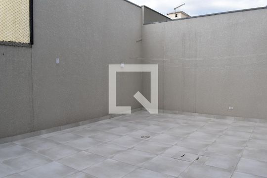 Área dos fundos de casa para alugar com 3 quartos, 145m² em Cajuru, Curitiba