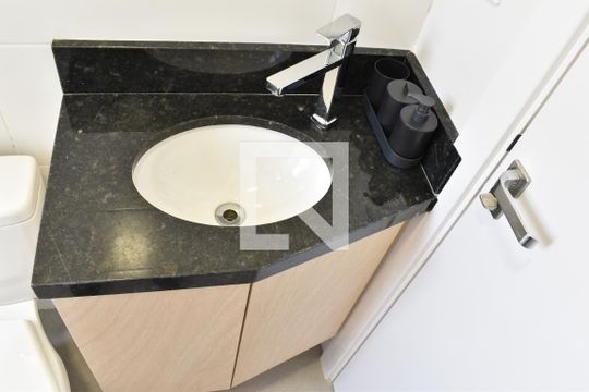 Banheiro de kitnet/studio à venda com 1 quarto, 17m² em Água Verde, Curitiba