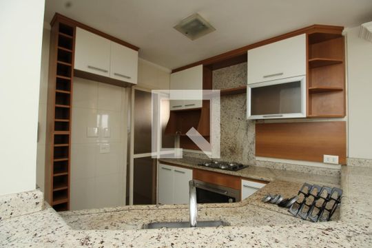Cozinha de apartamento para alugar com 2 quartos, 70m² em Jardim Colombo, São Paulo