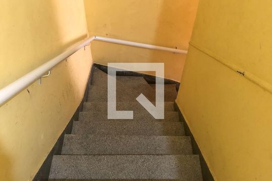Escada de apartamento para alugar com 2 quartos, 55m² em Chácara Santo Antônio (zona Leste), São Paulo