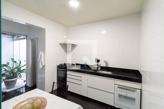 Cozinha de casa de condomínio à venda com 3 quartos, 105m² em Liberdade, Belo Horizonte