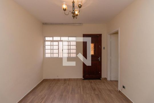 Casa para alugar com 3 quartos, 80m² em Vila Nivi, São Paulo