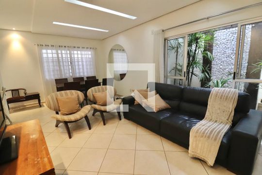Casa para alugar com 3 quartos, 223m² em Setor Centro Oeste, Goiânia