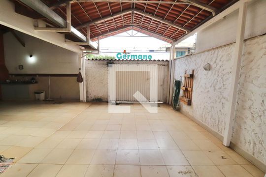 Garagem de casa para alugar com 3 quartos, 223m² em Setor Centro Oeste, Goiânia