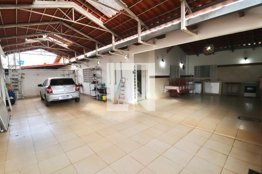 Garagem de casa para alugar com 3 quartos, 223m² em Setor Centro Oeste, Goiânia