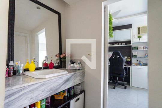 Banheiro da suite canadense de casa de condomínio à venda com 4 quartos, 520m² em São Francisco, Niterói
