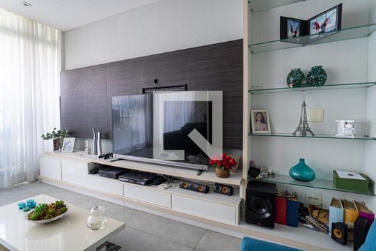 Sala de casa de condomínio à venda com 4 quartos, 520m² em São Francisco, Niterói