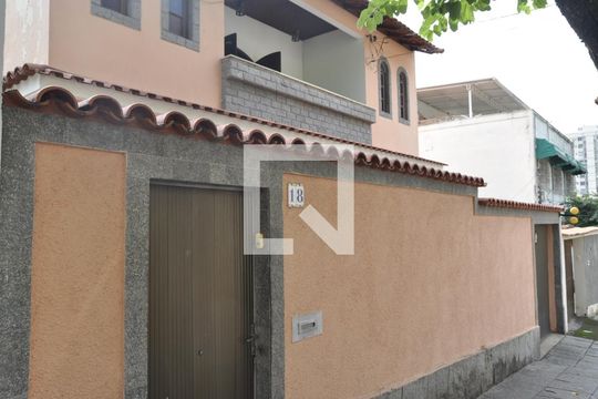 Fachada de casa à venda com 6 quartos, 340m² em Riachuelo, Rio de Janeiro