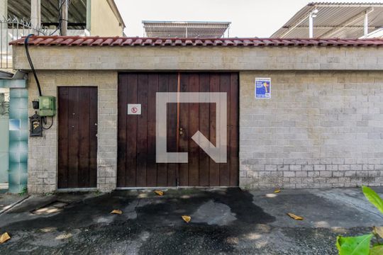 Fachada de casa à venda com 3 quartos, 390m² em Penha, Rio de Janeiro
