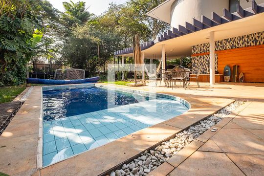 Quintal de casa à venda com 5 quartos, 468m² em Alto de Pinheiros, São Paulo