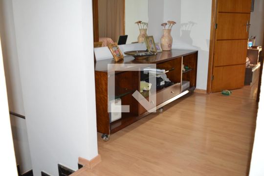 Corredor de casa de condomínio à venda com 3 quartos, 160m² em Tijuco, Contagem