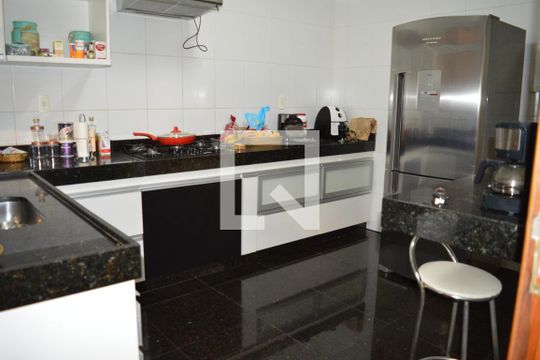 Cozinha de casa de condomínio à venda com 3 quartos, 160m² em Tijuco, Contagem