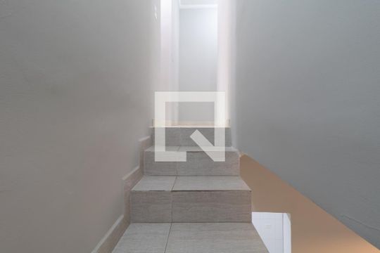Escada de casa para alugar com 3 quartos, 90m² em Vila Califórnia, São Paulo