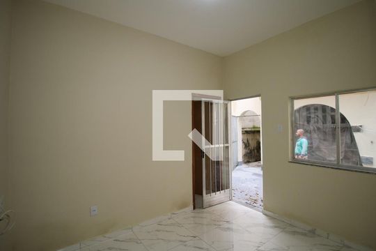 Sala de casa para alugar com 1 quarto, 75m² em Olaria, Rio de Janeiro