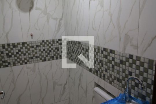 Banheiro de casa para alugar com 1 quarto, 75m² em Olaria, Rio de Janeiro