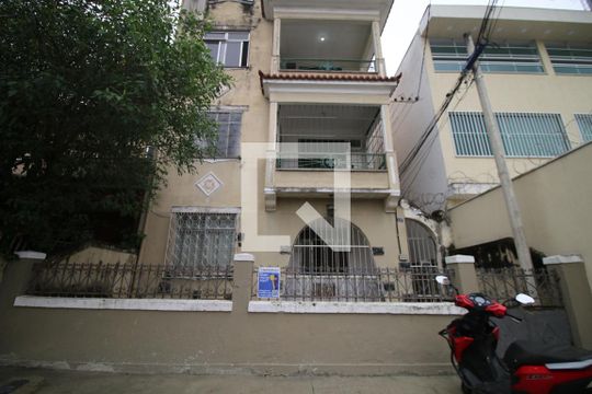 Fachada  de casa para alugar com 1 quarto, 75m² em Olaria, Rio de Janeiro