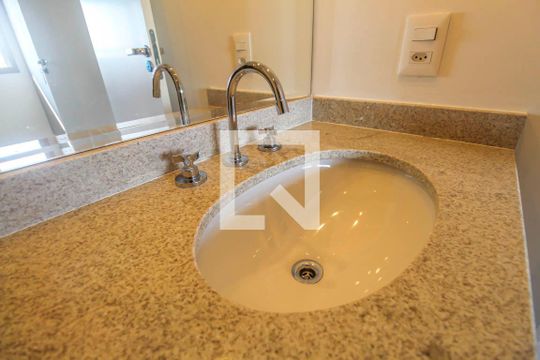 Banheiro de apartamento para alugar com 1 quarto, 30m² em Vila Prudente, São Paulo