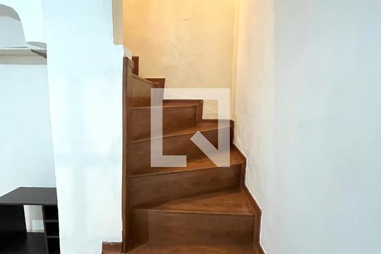 Escada de casa à venda com 2 quartos, 128m² em Vila Guarani (zona Sul), São Paulo