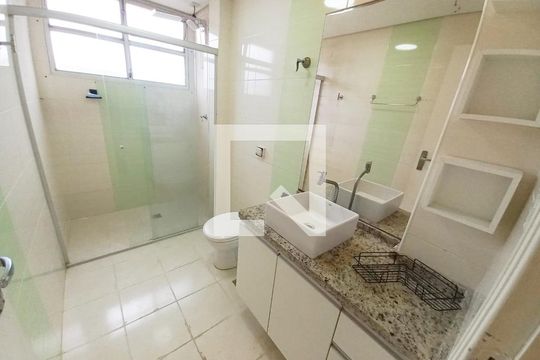 Banheiro de apartamento para alugar com 2 quartos, 80m² em Itararé, São Vicente