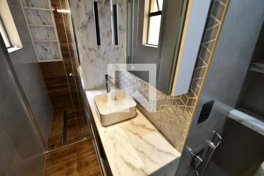 Banheiro de apartamento à venda com 1 quarto, 70m² em Mansões Santo Antônio, Campinas