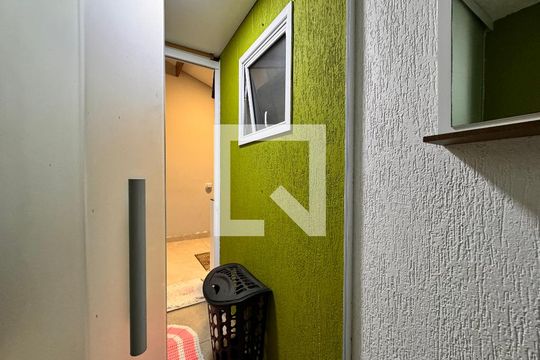 Banheiro de serviço de apartamento para alugar com 3 quartos, 110m² em Jardim Utinga, Santo André