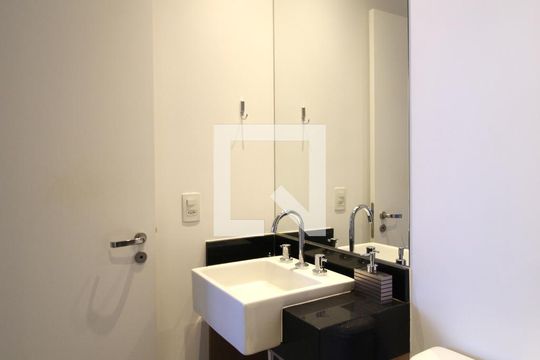 Banheiro da Suíte de kitnet/studio à venda com 1 quarto, 43m² em Vila Olímpia, São Paulo