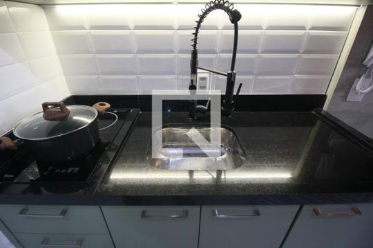 Cozinha de apartamento para alugar com 1 quarto, 31m² em Indianópolis, São Paulo