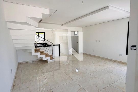 Casa à venda com 3 quartos, 170m² em Cabral, Contagem