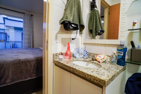 Banheiro da Suíte de casa de condomínio para alugar com 3 quartos, 115m² em Engenho do Mato, Niterói