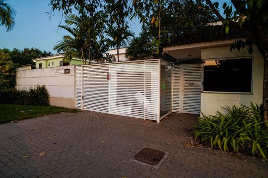 Fachada de casa de condomínio para alugar com 3 quartos, 115m² em Engenho do Mato, Niterói