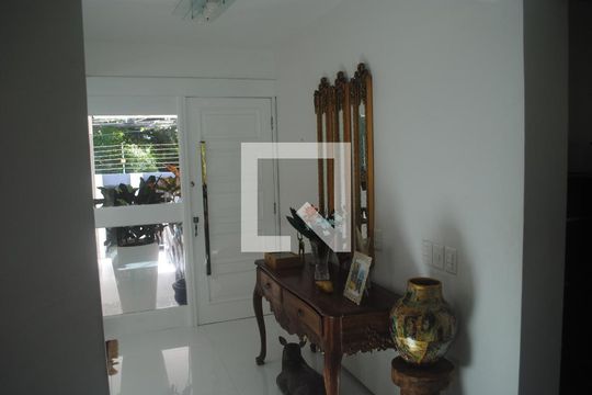 Hall de entrada de casa para alugar com 4 quartos, 400m² em Itapuã, Salvador