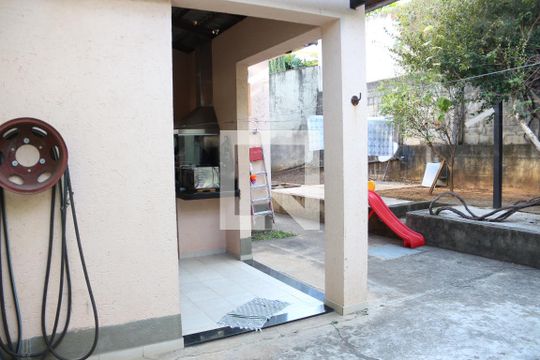 Quintal de casa à venda com 3 quartos, 250m² em Jardim Riacho das Pedras, Contagem