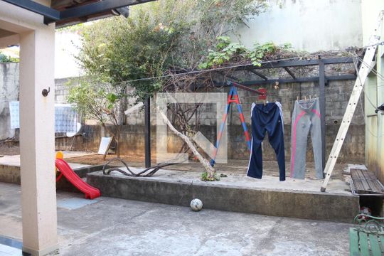 Quintal de casa à venda com 3 quartos, 250m² em Jardim Riacho das Pedras, Contagem