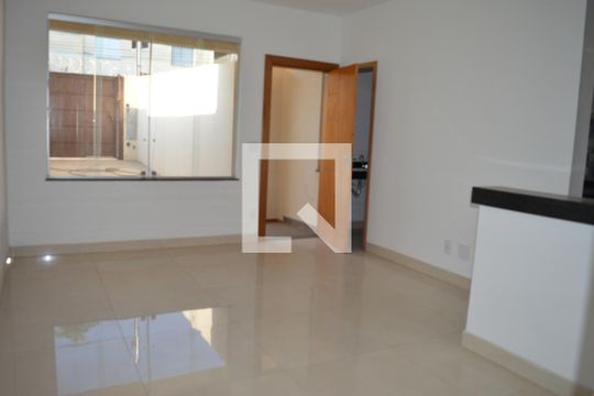 Casa à venda com 3 quartos, 210m² em Nacional, Contagem