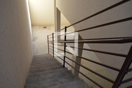 Escada para o quintal de casa à venda com 3 quartos, 210m² em Nacional, Contagem