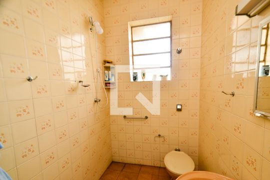 Banheiro de casa à venda com 4 quartos, 374m² em Sagrada Família, Belo Horizonte