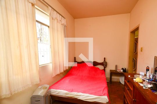 Quarto1 de casa à venda com 4 quartos, 374m² em Sagrada Família, Belo Horizonte