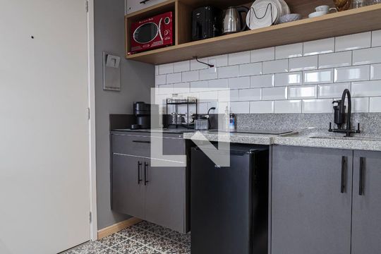 Cozinha de kitnet/studio para alugar com 1 quarto, 27m² em Moema, São Paulo