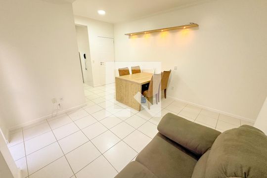 Sala de TV de apartamento para alugar com 2 quartos, 75m² em Canasvieiras, Florianópolis
