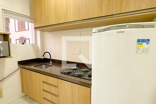Cozinha de apartamento para alugar com 2 quartos, 75m² em Canasvieiras, Florianópolis