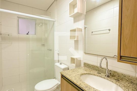 Banheiro de apartamento para alugar com 2 quartos, 75m² em Canasvieiras, Florianópolis