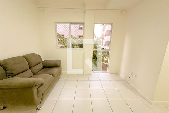 Sala de TV de apartamento para alugar com 2 quartos, 75m² em Canasvieiras, Florianópolis