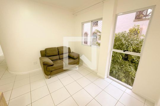 Sala de TV de apartamento para alugar com 2 quartos, 75m² em Canasvieiras, Florianópolis