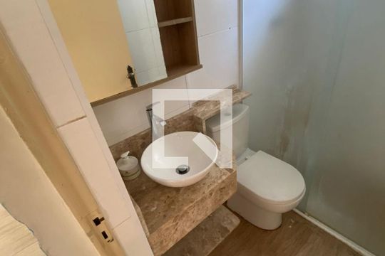Banheiro de apartamento para alugar com 2 quartos, 50m² em Jardim Marica, Mogi das Cruzes