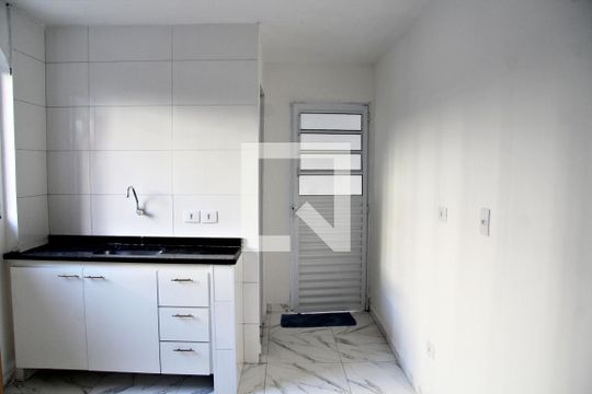 Sala e Cozinha integrada / Porta da acesso a Area de Serviço  de casa para alugar com 2 quartos, 80m² em Parque Continental I, Guarulhos