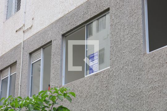 Placa instalada na janela do apartamento - 1º andar de apartamento para alugar com 2 quartos, 49m² em Colônia (zona Leste), São Paulo