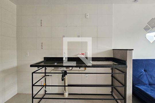 Cozinha de apartamento à venda com 1 quarto, 26m² em Jardim Itacolomi, São Paulo